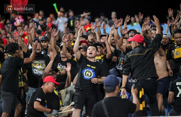 CĐV Malaysia buồn thiu khi đội nhà bại trận tại Mỹ Đình dù trước đó diễu hành thị uy khắp phố cổ Hà Nội - Ảnh 5.