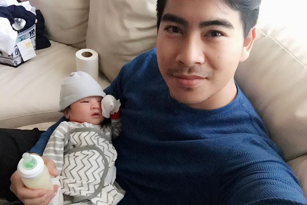 Những ông chồng kiểu mẫu của Vbiz: Bận rộn đến mấy cũng dành thời gian chăm sóc gia đình, sẵn sàng cạo đầu để cầu bình an cho vợ - Ảnh 2.