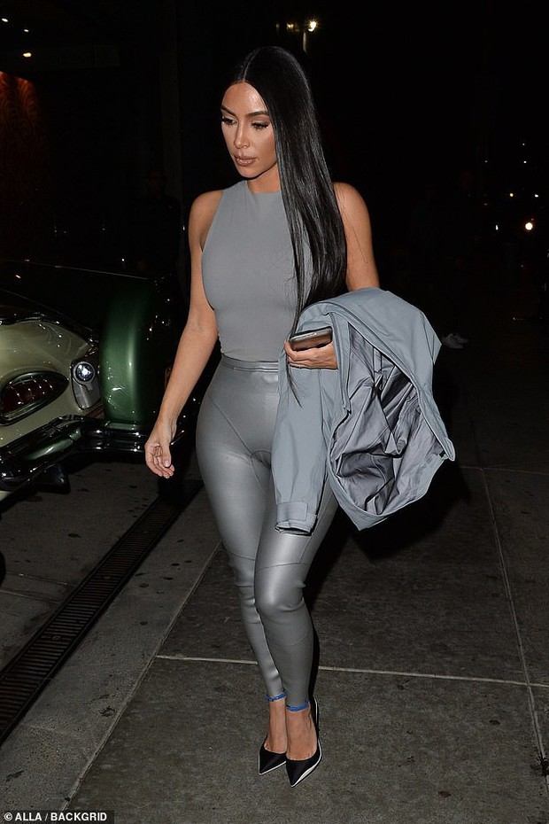 Vòng 3 đã khủng lại còn mặc quần ánh bạc, Kim Kardashian bị nhận xét trông như... trái bóng tập gym - Ảnh 5.