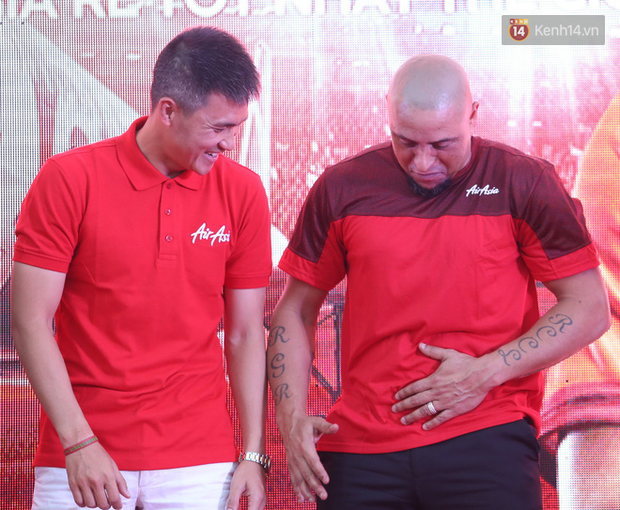 Đọ bụng mỡ với Công Vinh, huyền thoại Roberto Carlos khiến fan Việt Nam cười bể ruột - Ảnh 6.