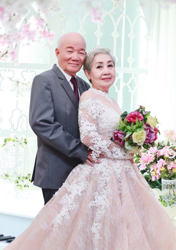 Khoảnh khắc cụ ông giúp cụ bà trang điểm để chụp ảnh kỷ niệm 50 năm ngày cưới gây xúc động - Ảnh 3.