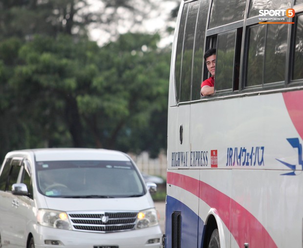 Tuyển thủ Việt Nam thích thú xem đàn ông Myanmar mặc váy, đi chân đất, đá bóng nhựa thỏa mãn đam mê - Ảnh 2.