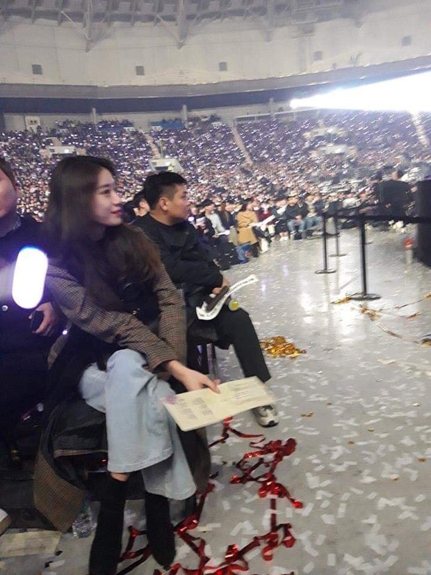 Gần 20 sao đình đám đổ bộ concert IU: Sooyoung mang cả bạn trai, riêng Lee Jun Ki và diễn viên này lộ cằm biến dạng - Ảnh 16.