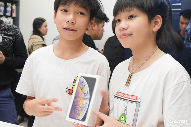 Làm anh khó lắm: Cậu học sinh lớp 8 thức đêm chờ mua iPhone XS Max nhưng phải dùng chung với em trai - Ảnh 1.