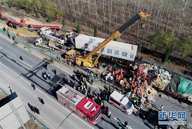 Tai nạn nghiêm trọng ở Trung Quốc: 28 xe tải, xe đầu kéo đâm liên hoàn trên đường cao tốc - Ảnh 2.