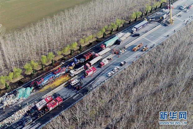 Tai nạn nghiêm trọng ở Trung Quốc: 28 xe tải, xe đầu kéo đâm liên hoàn trên đường cao tốc - Ảnh 3.
