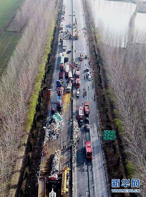 Tai nạn nghiêm trọng ở Trung Quốc: 28 xe tải, xe đầu kéo đâm liên hoàn trên đường cao tốc - Ảnh 4.