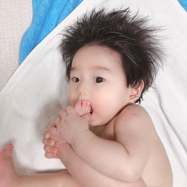Cậu bé Hàn Quốc với quả đầu chôm chôm đáng yêu đến mức ai cũng muốn đem về nuôi - Ảnh 9.