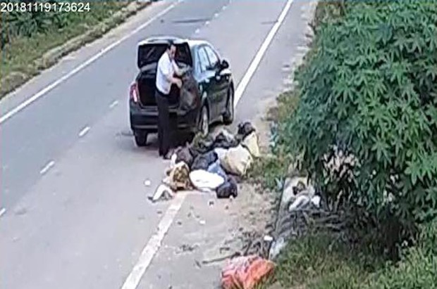 Cựu cán bộ phòng LĐTBXH đi ô tô đổ rác ra đường thanh minh đang dọn nhà nên nhiều rác - Ảnh 3.