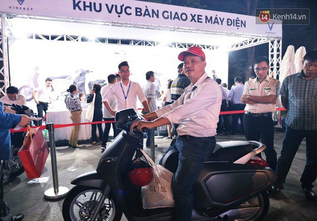 Xe máy điện thông minh Klara của VinFast cháy hàng ngay sau 15 phút ra mắt - Ảnh 3. Xe máy điện thông minh Klara của VinFast cháy hàng ngay sau 15 phút ra mắt - Ảnh 3.
