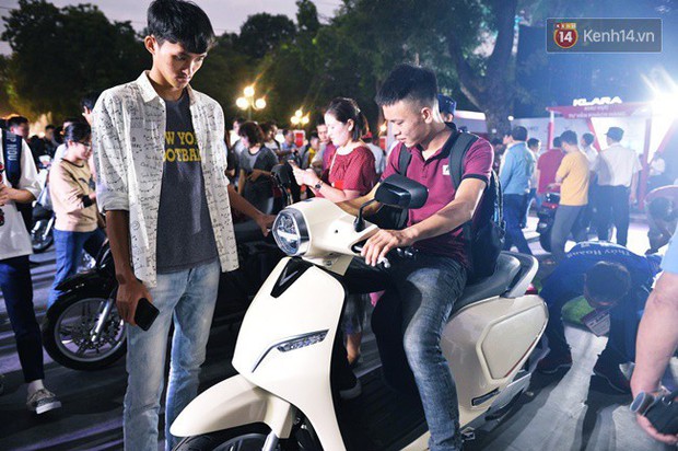 Xe máy điện thông minh Klara của VinFast cháy hàng ngay sau 15 phút ra mắt - Ảnh 4. Xe máy điện thông minh Klara của VinFast cháy hàng ngay sau 15 phút ra mắt - Ảnh 4.