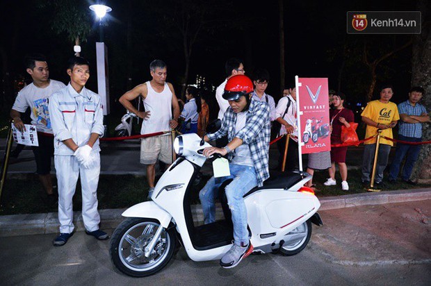 Xe máy điện thông minh Klara của VinFast cháy hàng ngay sau 15 phút ra mắt - Ảnh 6. Xe máy điện thông minh Klara của VinFast cháy hàng ngay sau 15 phút ra mắt - Ảnh 6.
