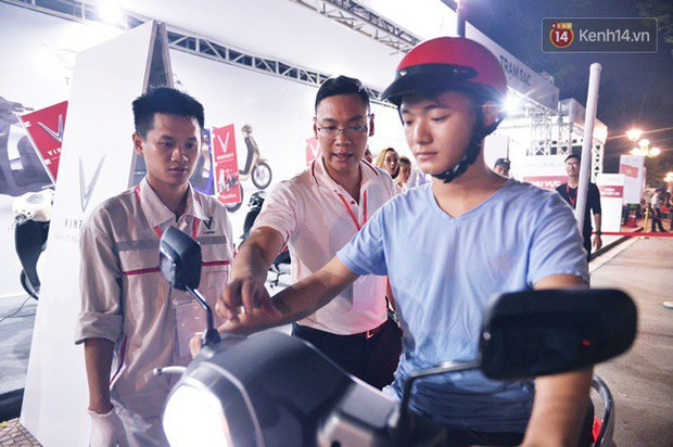 Xe máy điện thông minh Klara của VinFast cháy hàng ngay sau 15 phút ra mắt - Ảnh 7. Xe máy điện thông minh Klara của VinFast cháy hàng ngay sau 15 phút ra mắt - Ảnh 7.