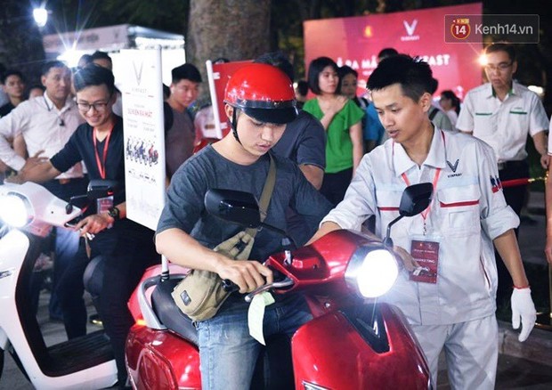 Xe máy điện thông minh Klara của VinFast cháy hàng ngay sau 15 phút ra mắt - Ảnh 8. Xe máy điện thông minh Klara của VinFast cháy hàng ngay sau 15 phút ra mắt - Ảnh 8.