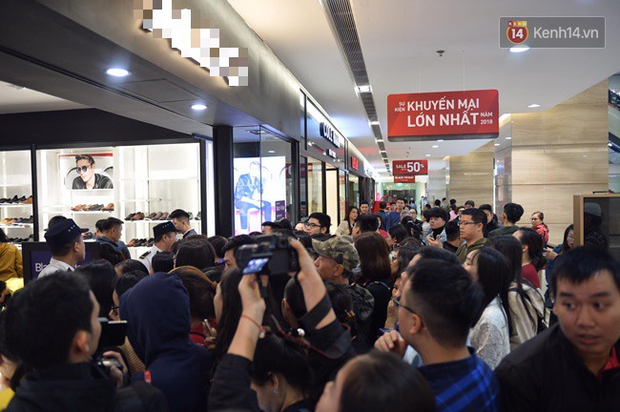 Vỡ trận ngày Black Friday ở TTTM Hà Nội: Hàng trăm người luồn lách qua khe cửa để mua hàng - Ảnh 2.