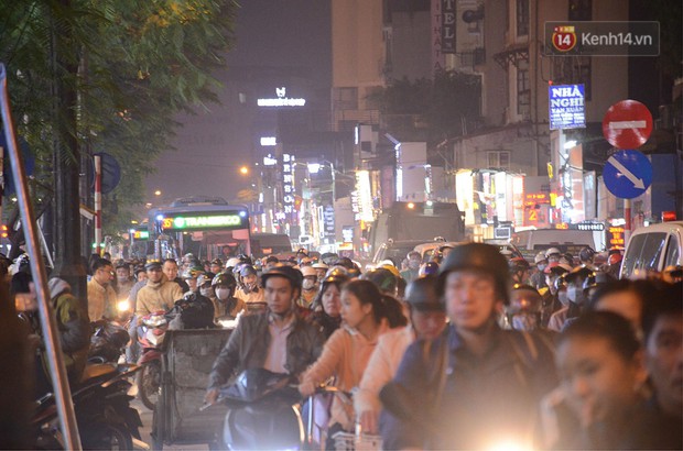 Tối ngày Black Friday ở Hà Nội: Đường phố tắc nghẽn vì bão sale chưa hạ nhiệt - Ảnh 16.