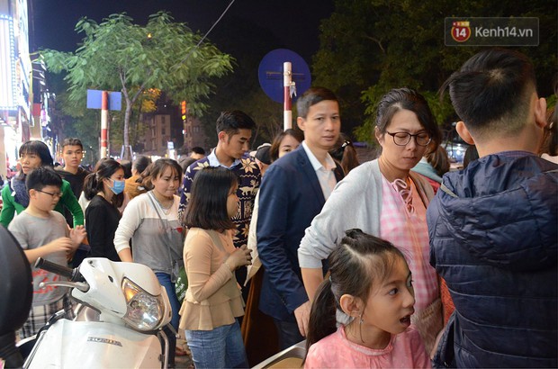 Tối ngày Black Friday ở Hà Nội: Đường phố tắc nghẽn vì bão sale chưa hạ nhiệt - Ảnh 15.