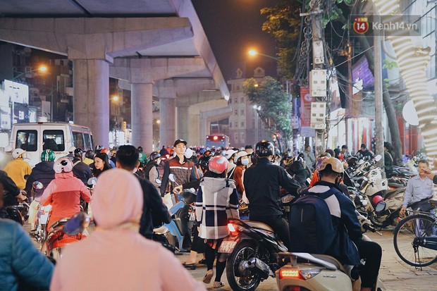 Cùng một con phố ngày Black Friday ở Hà Nội: Nơi đông đúc nghẹt thở, chốn vắng vẻ hẩm hiu dù nhiều ưu đãi - Ảnh 6.