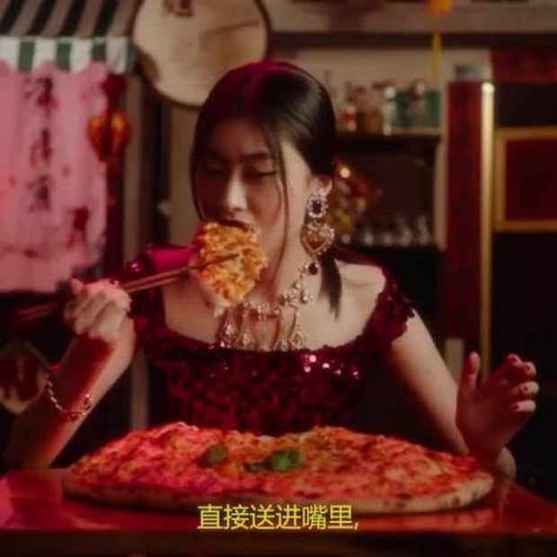 Giữa tâm “bão” Dolce & Gabbana bị tẩy chay, cư dân mạng Trung Quốc lại đào mộ đoạn video Xa Thi Mạn ăn pizza bằng đũa - Ảnh 2.