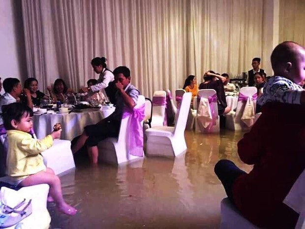 Bão số 9: Đám cưới ở Sài Gòn ngập lụt, hội trường biến thành bể bơi - Ảnh 2.
