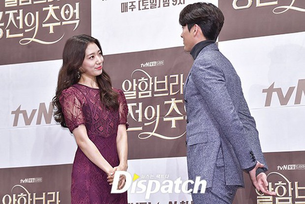 Park Shin Hye ngày càng đẹp không tưởng sau khi hẹn hò, khoác tay thân mật bên tài tử Hyun Bin trong sự kiện - Ảnh 14.