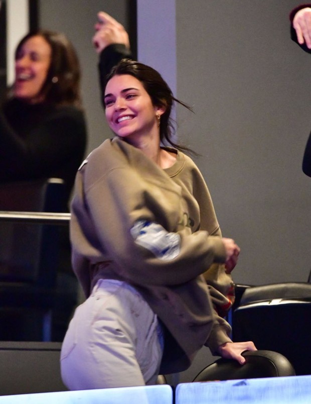Nearly 10,000 people demand that Kendall Jenner be banned from watching basketball and the reason is extremely good! - Photo 2.
