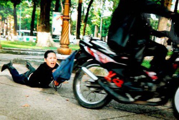 Thanh niên dùng roi điện đánh vào đầu cô gái cướp tài sản ở Sài Gòn - Ảnh 1.