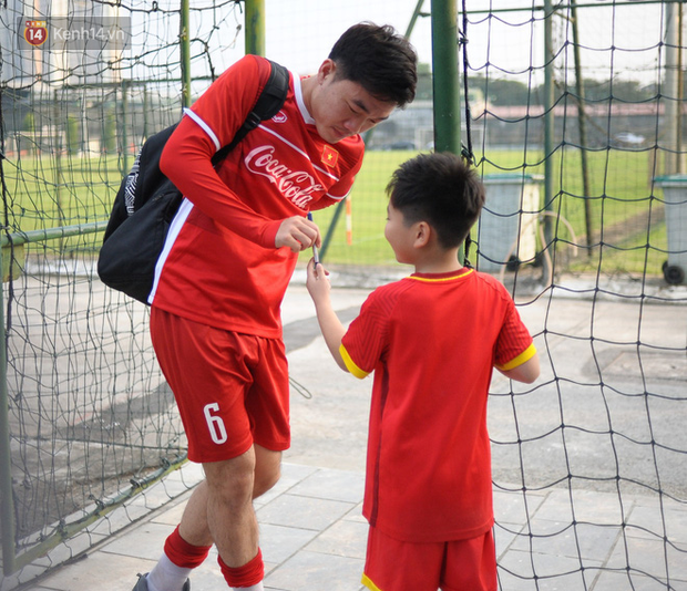 Fan nhí đột nhập vào phòng thay đồ của tuyển Việt Nam, bị Phan Văn Đức vẹo má trêu đùa  - Ảnh 5.