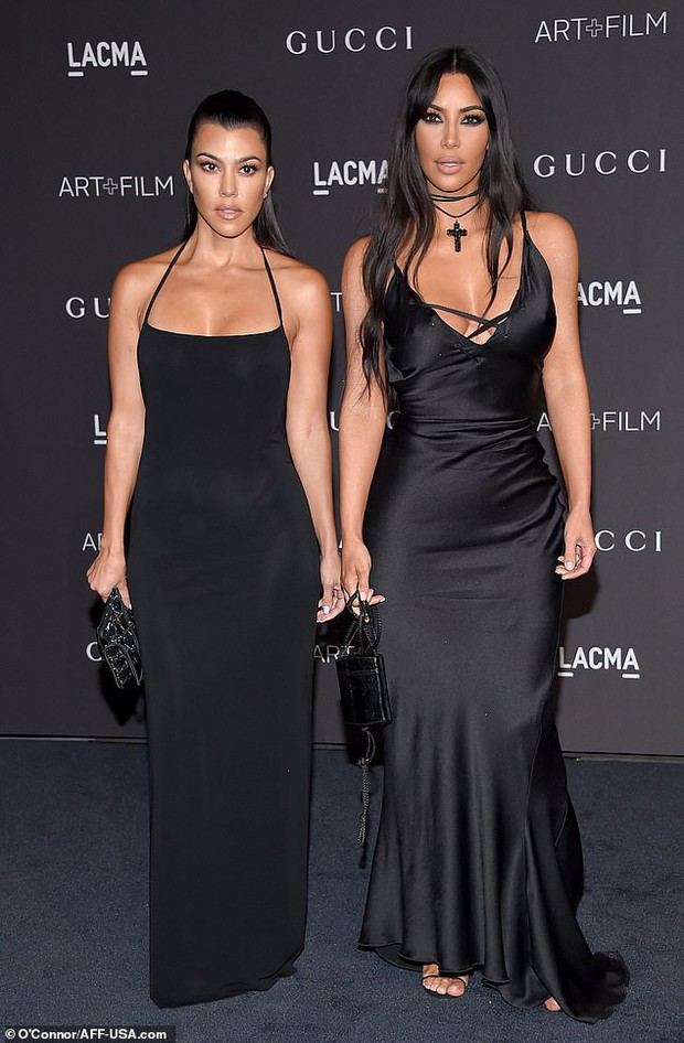 Kim Kardashian trễ nải khoe vòng 1 căng đầy, nhưng điều gây chú ý hơn là gương mặt bơm sửa đến cứng đơ - Ảnh 1.