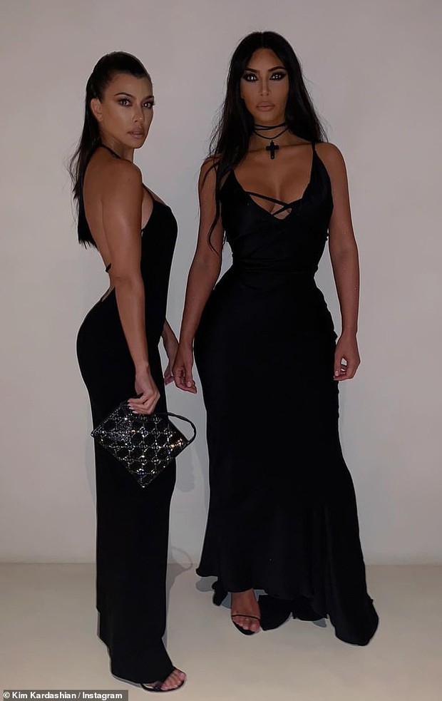 Kim Kardashian trễ nải khoe vòng 1 căng đầy, nhưng điều gây chú ý hơn là gương mặt bơm sửa đến cứng đơ - Ảnh 9.