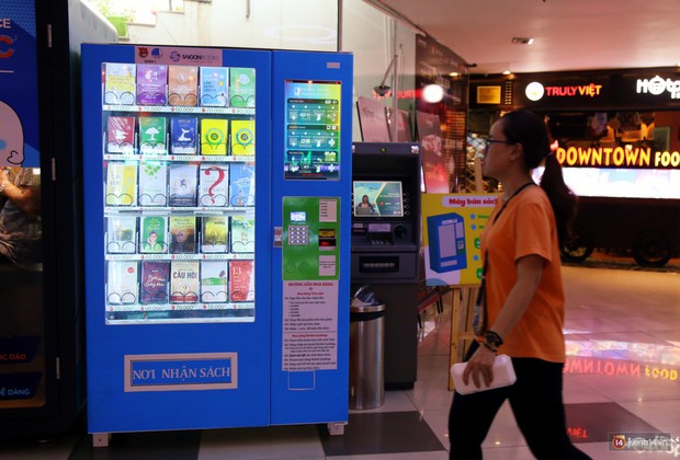 Trải nghiệm máy bán sách tự động đầu tiên dưới lòng đất trung tâm Sài Gòn - Ảnh 2.