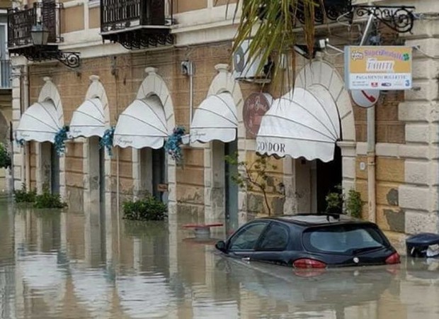 Sau Venice, nước lũ lại nhấn chìm vùng Sicily của Italy - Ảnh 2.
