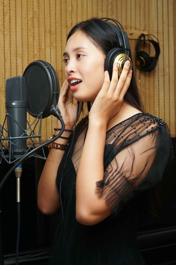 Clip: Hoa hậu Tiểu Vy bất ngờ khoe giọng hát với bản hit Lạc trôi sau tiết lộ là fan cuồng Sơn Tùng M-TP  - Ảnh 2.