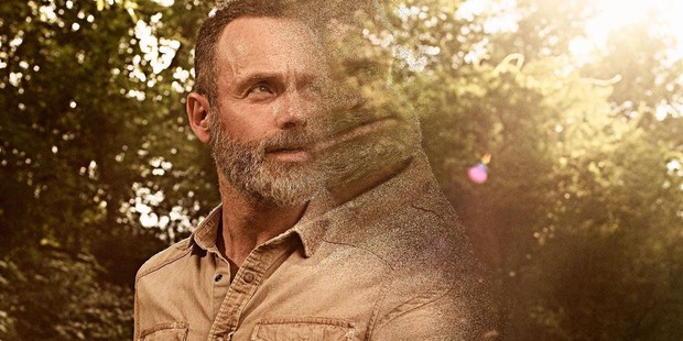 Còn chưa kịp để fan bùi ngùi khi chia tay series, nam chính Andrew Lincoln đã vui vẻ tham gia ngay hẳn 3 phim Walking Dead mới - Ảnh 3.