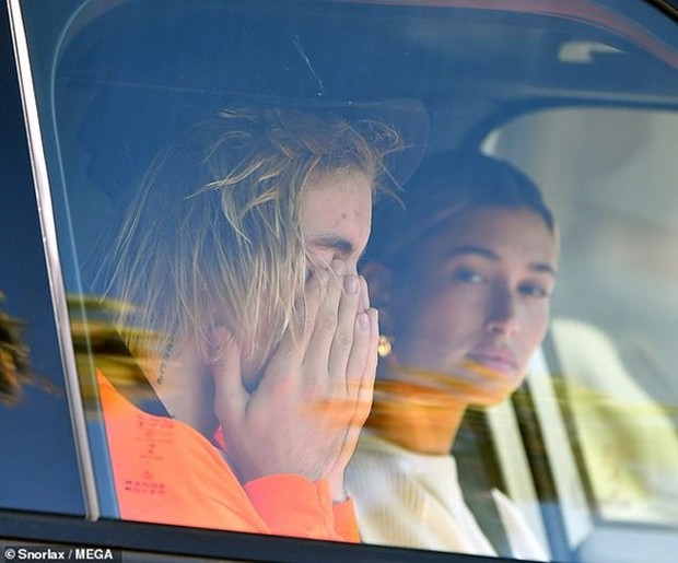 Dù tươi cười bên Hailey, nhưng Justin Bieber vẫn cảm thấy thiếu thốn một điều gì đó trong cuộc sống - Ảnh 2.