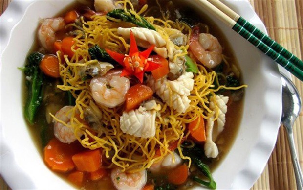 Nghe bạn xui dại để nguyên túi mực, anh chàng mếu máo vì mỳ hải sản biến thành mỳ bóng đêm - Ảnh 2.