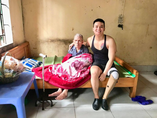 Chuyện chàng trai Sài Gòn mất một chân vẫn ngày ngày chăm sóc cụ già neo đơn nằm liệt giường - Ảnh 7.