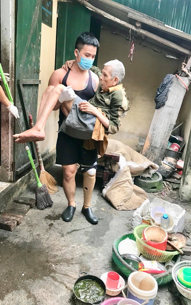Chuyện chàng trai Sài Gòn mất một chân vẫn ngày ngày chăm sóc cụ già neo đơn nằm liệt giường - Ảnh 6.