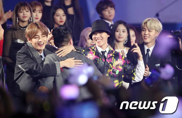 Thảm đỏ hot nhất châu Á: BTS và Charlie Puth tay bắt mặt mừng, mỹ nhân đẹp nhất thế giới Tzuyu đánh bật dàn sao - Ảnh 7.