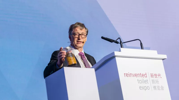 Bill Gates cầm lọ phân người lên sân khấu thuyết trình về bệ xí tương lai - Ảnh 1.