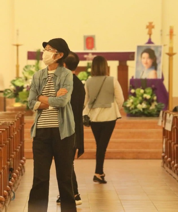 Lễ tưởng niệm Lam Khiết Anh: Trương Vệ Kiện buồn bã, chị gái lặng người trước di ảnh xinh đẹp của nữ diễn viên - Ảnh 16.
