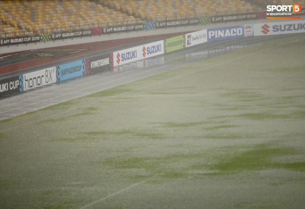 Sân Bukit Jalil ngập nặng, tuyển Việt Nam có thể phải thủy chiến với Malaysia - Ảnh 2.