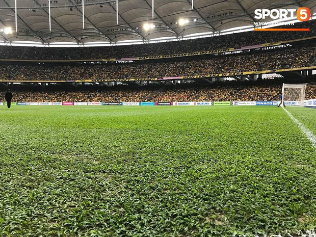 Vượt gió mưa, hàng nghìn cổ động viên có mặt tại sân Bukit Jalil tiếp lửa cho đội tuyển Việt Nam - Ảnh 31.