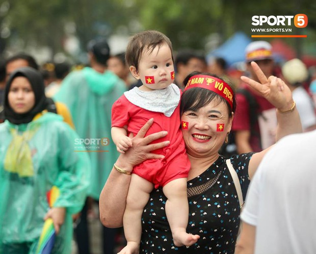 Vượt gió mưa, hàng nghìn cổ động viên có mặt tại sân Bukit Jalil tiếp lửa cho đội tuyển Việt Nam - Ảnh 22.