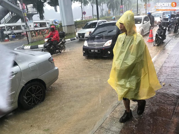Sân Bukit Jalil ngập nặng, tuyển Việt Nam có thể phải thủy chiến với Malaysia - Ảnh 5.