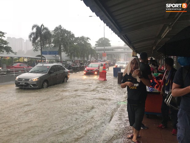 Sân Bukit Jalil ngập nặng, tuyển Việt Nam có thể phải thủy chiến với Malaysia - Ảnh 4.