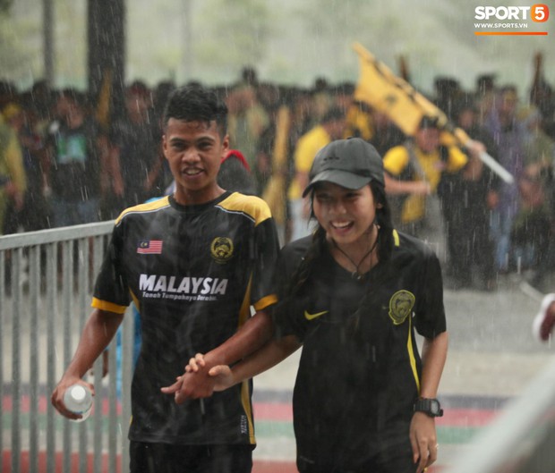 Các cặp đôi nắm tay, đội mưa tới sân Bukit Jalil tiếp lửa cho trận chung kết AFF Cup - Ảnh 4.