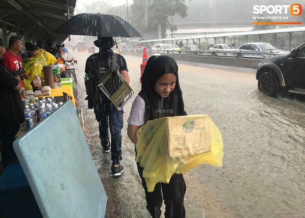 Vượt gió mưa, hàng nghìn cổ động viên có mặt tại sân Bukit Jalil tiếp lửa cho đội tuyển Việt Nam - Ảnh 12.