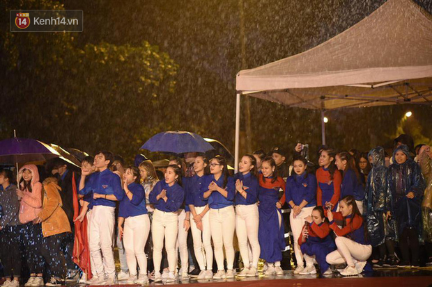Cổ động viên khóc oà, buồn bã dưới mưa khi Malaysia gỡ hoà 2-2 với đội tuyển Việt Nam, hy vọng chiến thắng ở sân Mỹ Đình - Ảnh 14.
