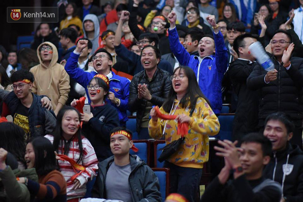 Hàng trăm sinh viên quẩy cực sung trên nhạc sàn mừng Việt Nam hoà 2-2 vì cơ hội thắng AFF CUP vẫn còn rất lớn - Ảnh 3.
